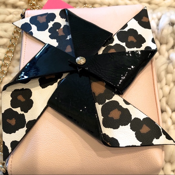 Betsey Johnson Crossbody Pinwheel Bag Gold Chain - Picture 2 of 7